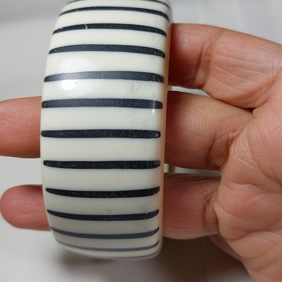 🔴 Vintage Black and White Resin Bangle - Picture 3 of 7